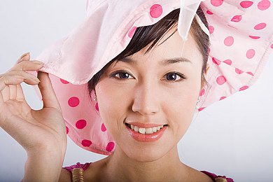 校花扒开 给男人玩：校园暴力再起，女生遭侮辱引关注-2
